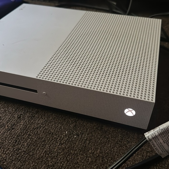 Xbox One S - Picture 2 of 2